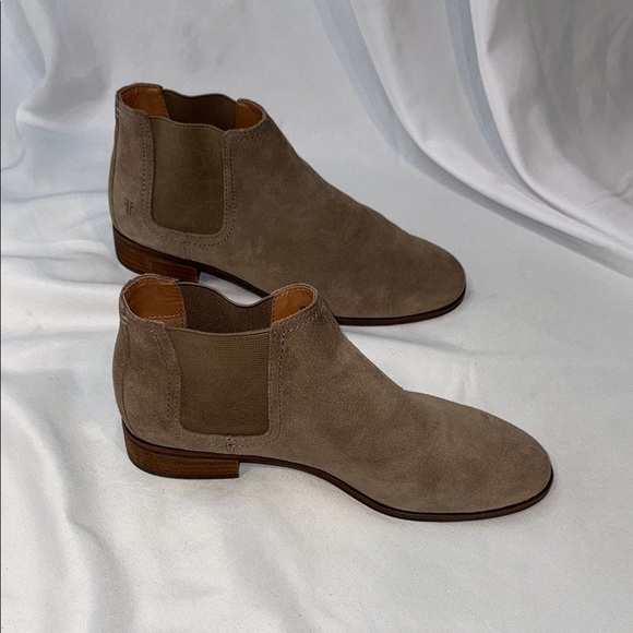 FRYE Mallory Chelsea Suede Leather Ankle boots, Taupe, women’s size 8, preowned - Picture 10 of 11